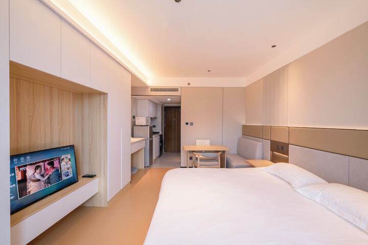 Room 32 of 94