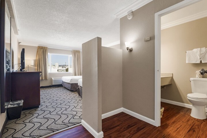 1 Queen Bed (22 of 23)