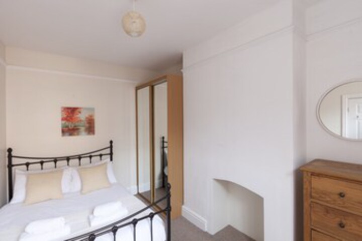 Room 27 of 38