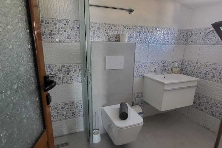 Room 8 of 9
