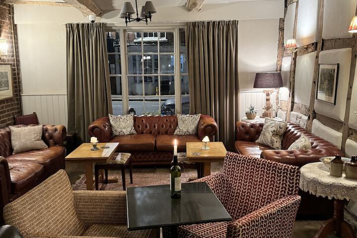 Lounge 14 of 17