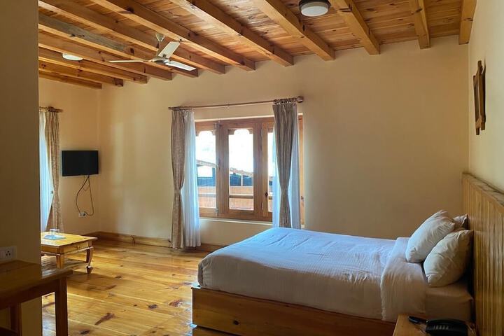 Room 4 of 16