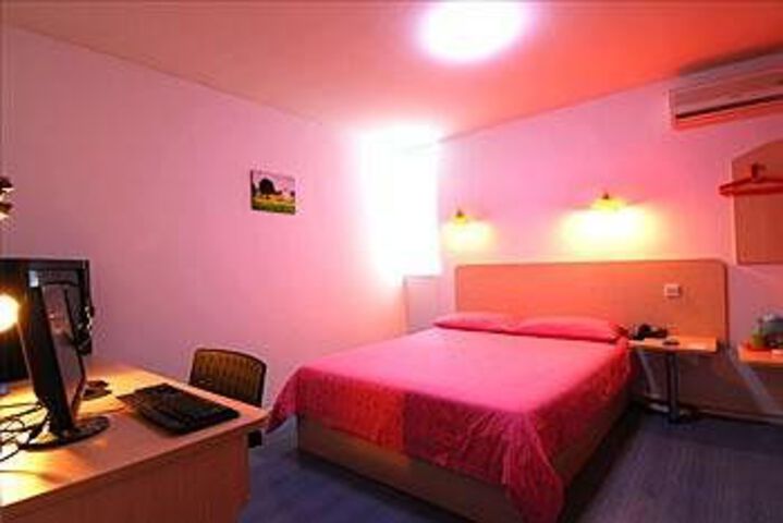 Room 6 of 12