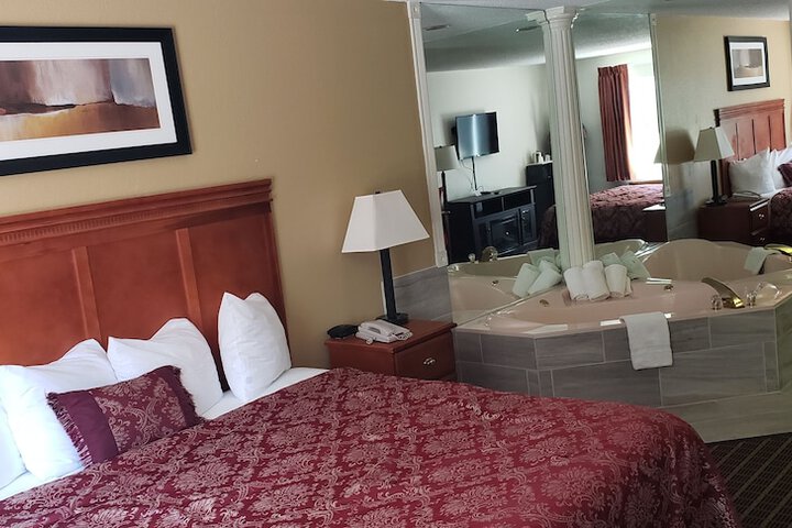 1 Queen Bed (13 of 14)