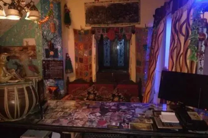 Room 11 of 18