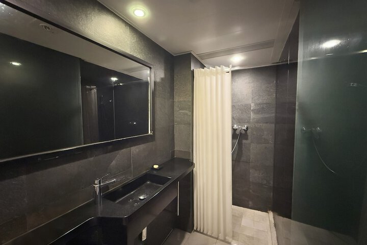 Room 16 of 19