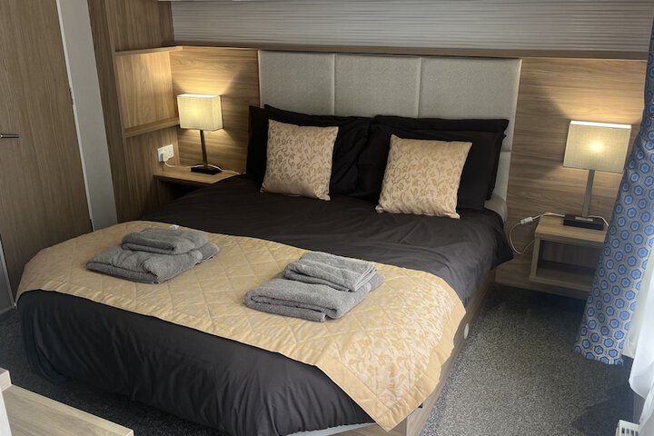 Room 2 of 10