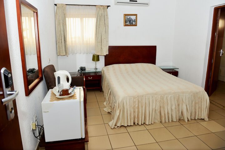 Room 6 of 25