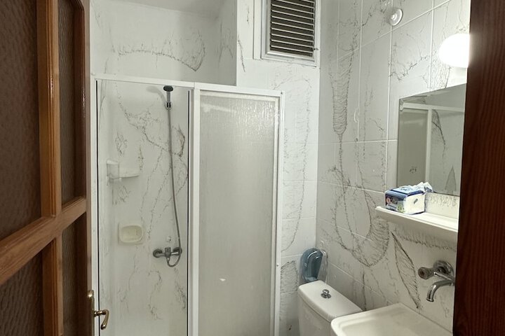 Room 21 of 34