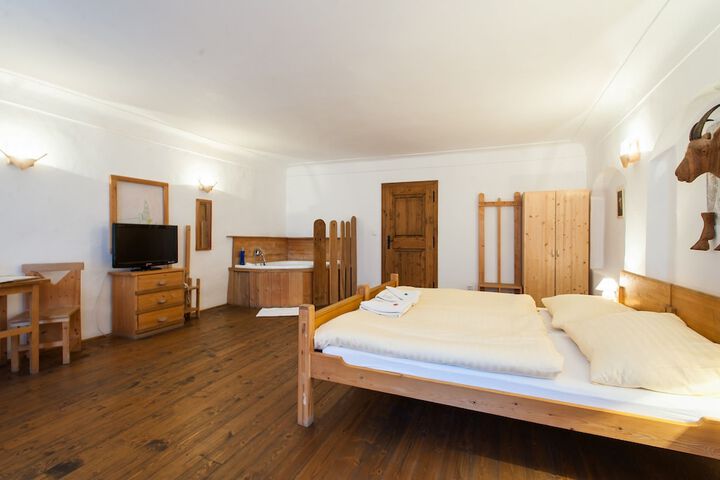 Room 5 of 94