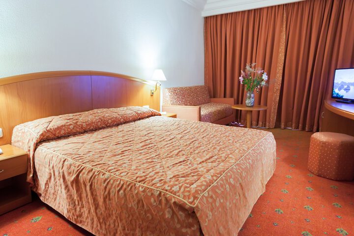 Room 3 of 49
