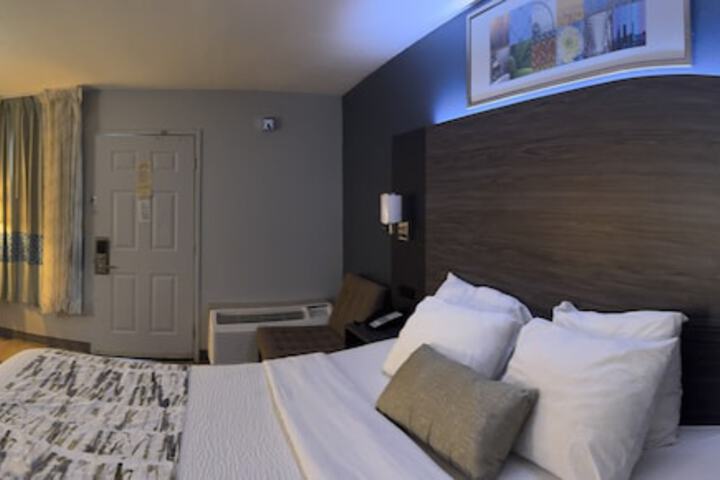 1 King Bed (5 of 10)