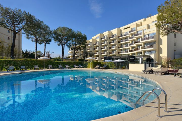 Hotel with Pool