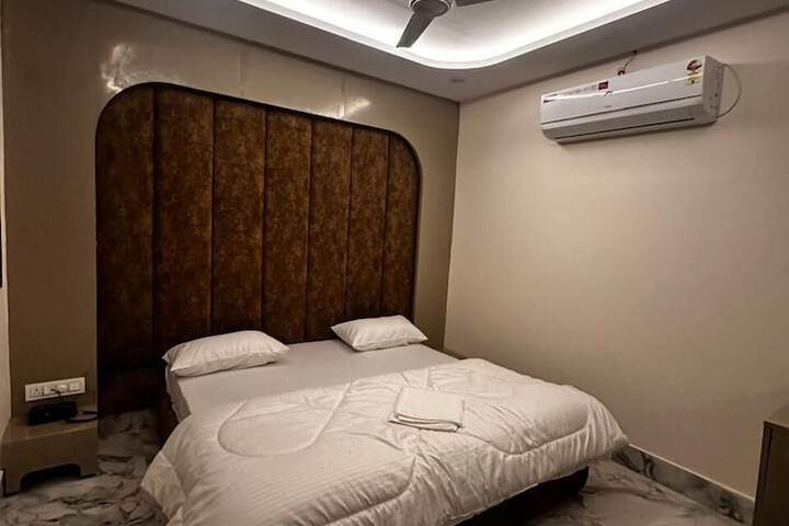 Room 5 of 10