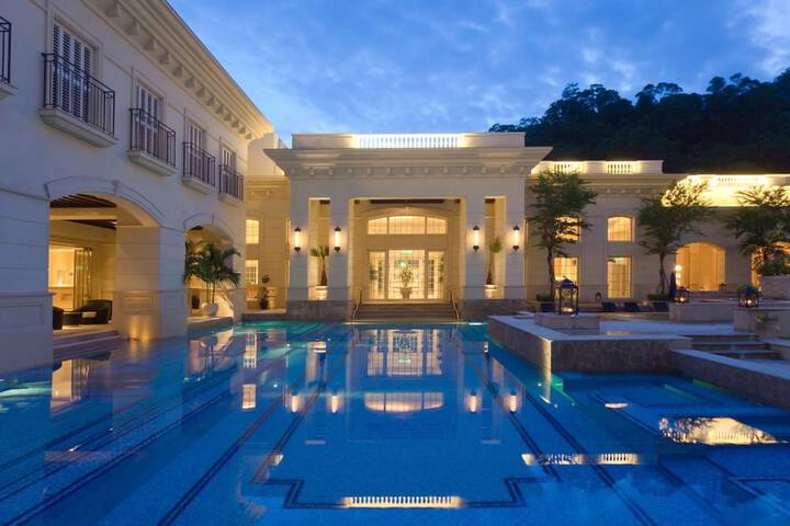 Pool Hotel
