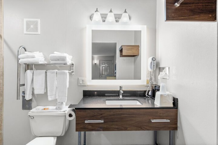 2 Queen Beds Stair Accessible Only Bathtub (7 of 10)