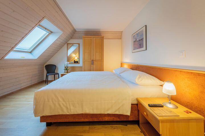 Room 4 of 12