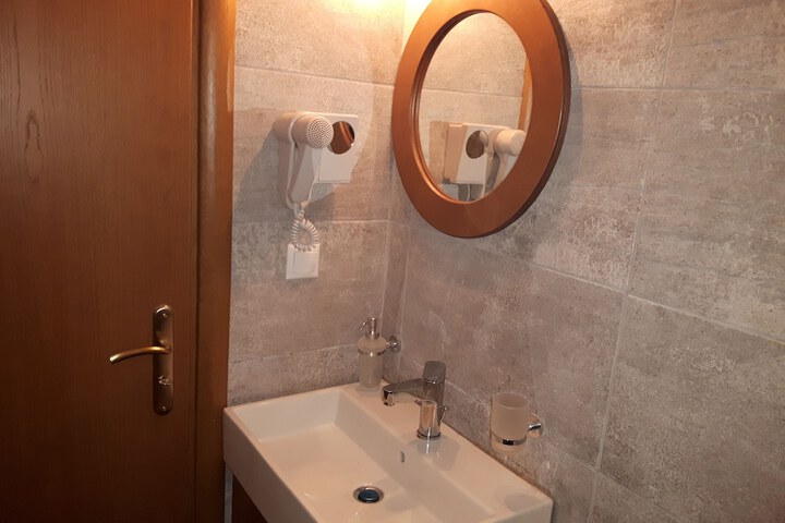 Room 32 of 43