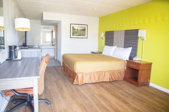 1 King Bed (3 of 8)