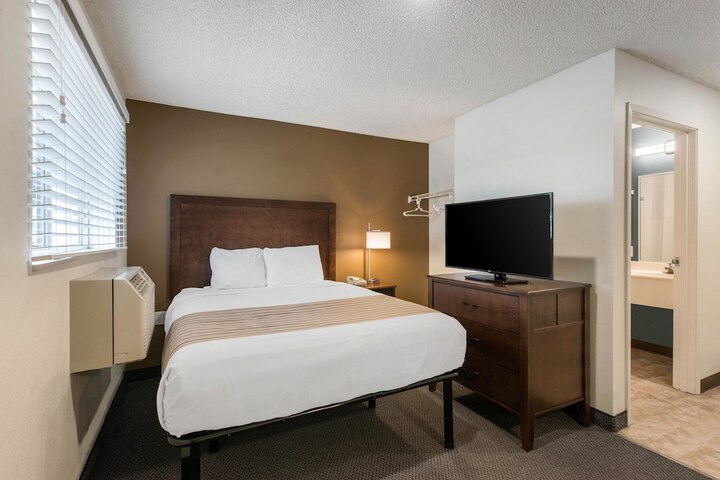1 Queen Bed (12 of 15)
