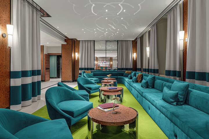 Lounge 38 of 43