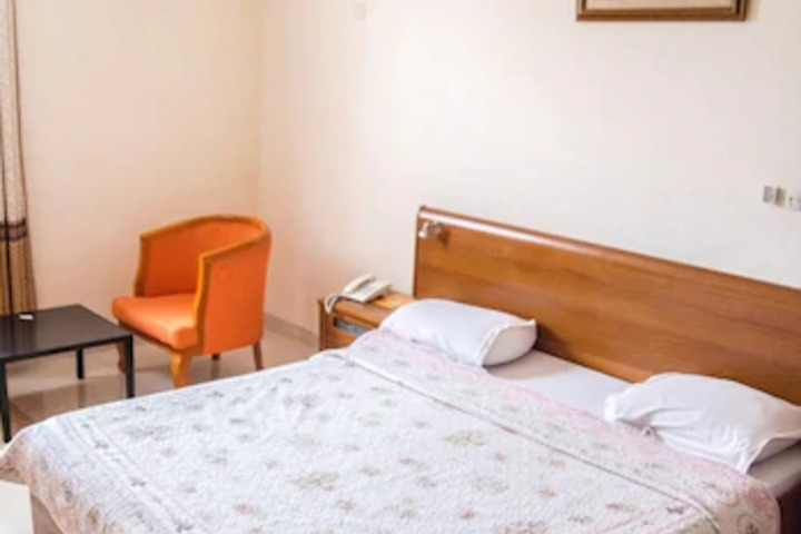Room 4 of 9