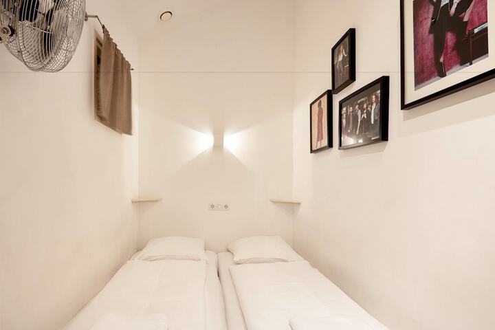Room 25 of 137