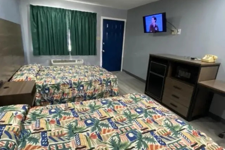 Room 6 of 11