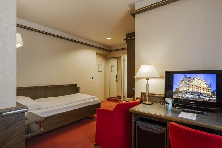 Room 53 of 146