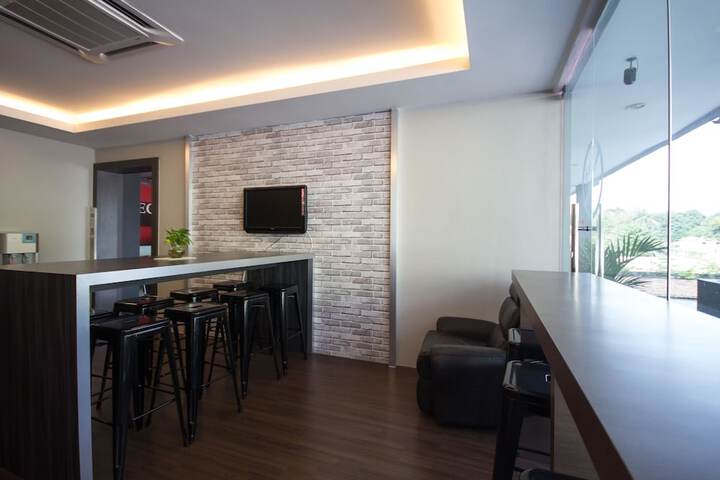 Lounge 21 of 31