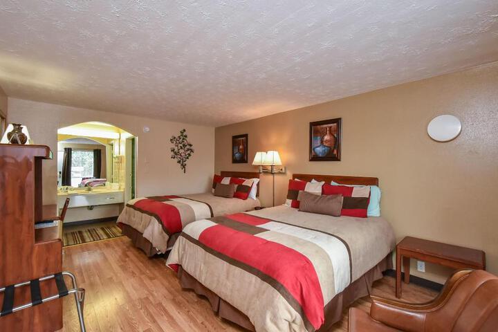 2 Queen Beds (10 of 10)