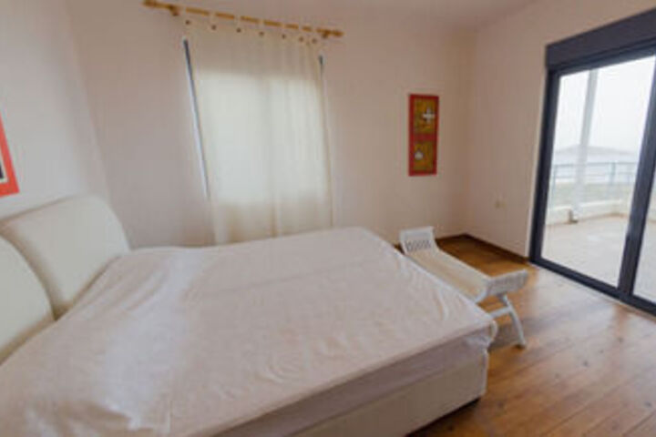 Room 8 of 34