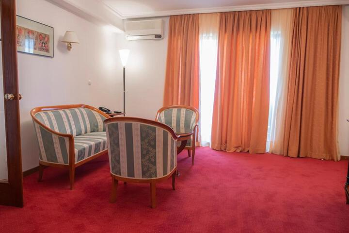 Lounge 60 of 96