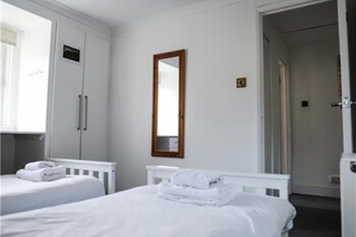 Room 6 of 18