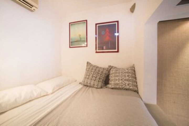 Room 8 of 9