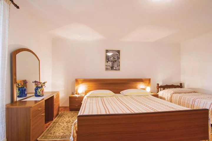 Room 4 of 16