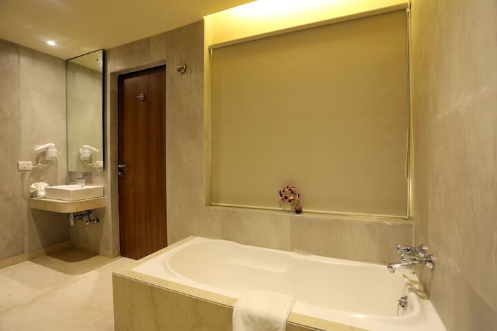 Deep soaking bathtub