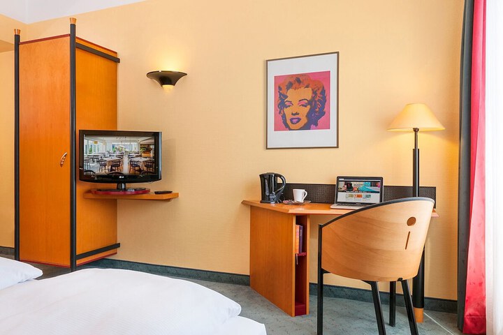 Room 22 of 48