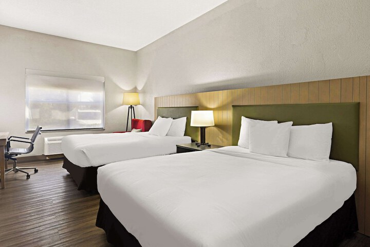 2 Queen Beds (2 of 10)