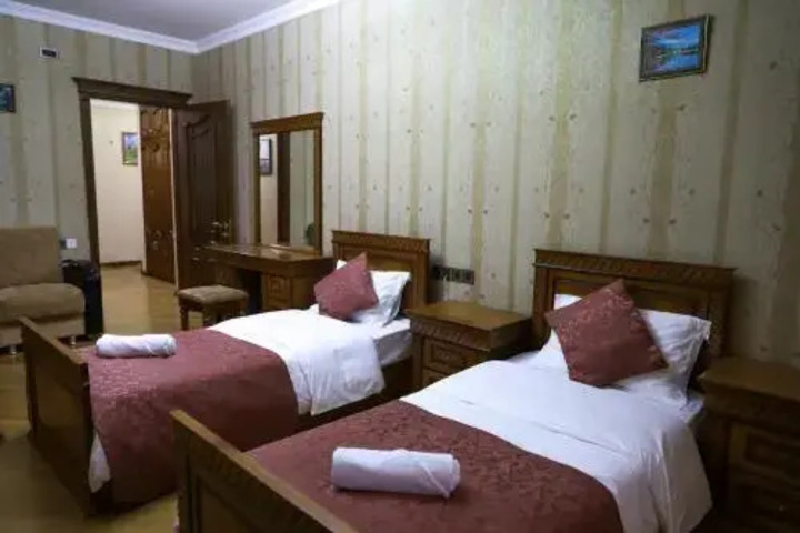 Room 4 of 8