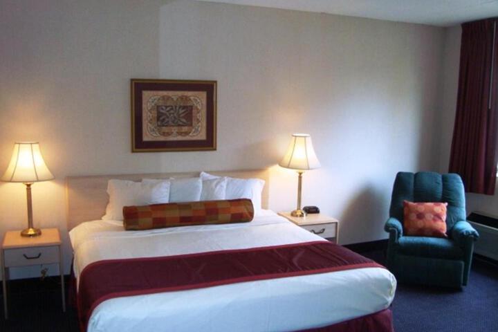 1 King Bed (5 of 15)