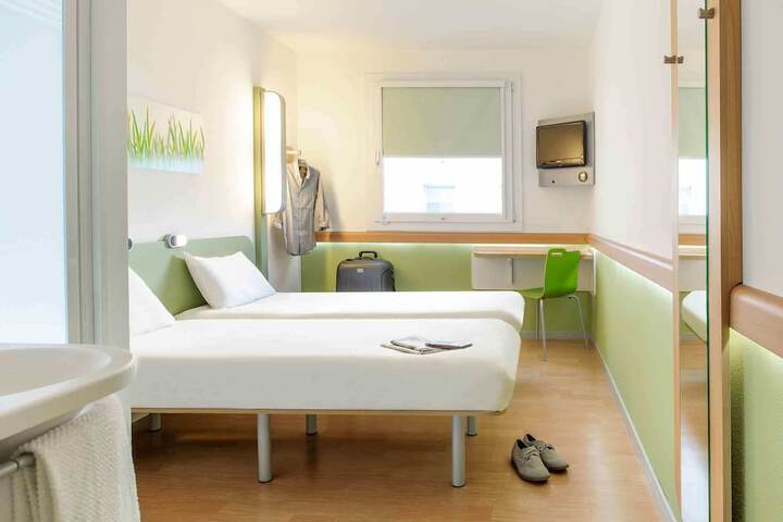 Room 3 of 27