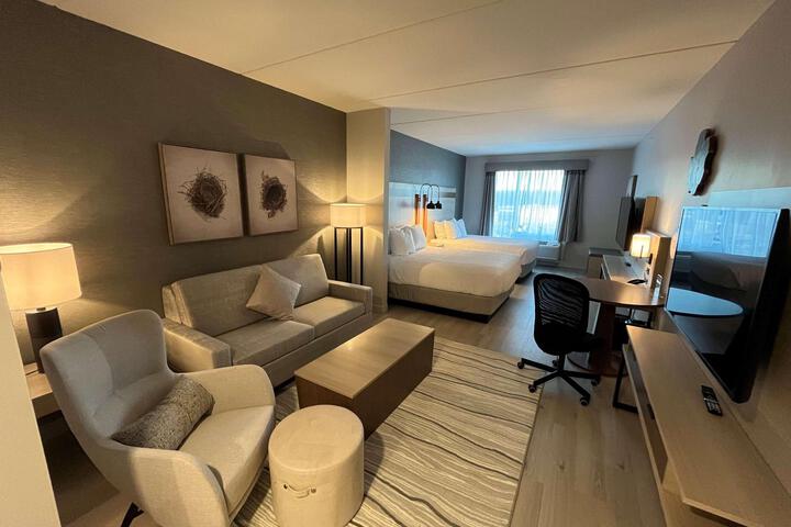 Suite 2 Queen Beds Sofa Bed 2 Smart Tvs Microwave and Refrigerator Full Breakfast (10 of 15)