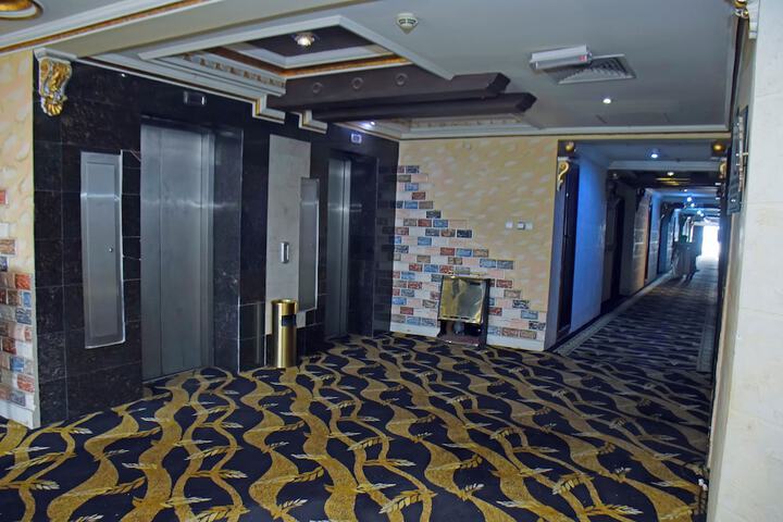 Ballroom/Hall 37 of 48