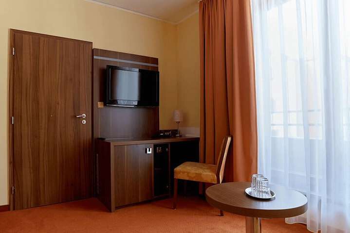 Room 17 of 33