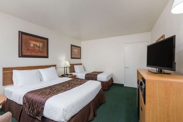1 Queen Bed (15 of 49)