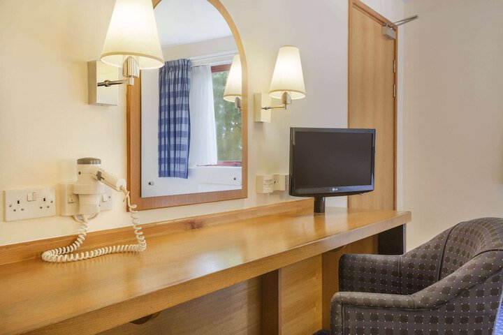 Room 4 of 15