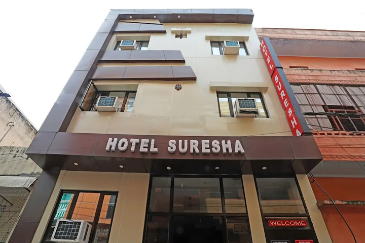 OYO 16815 Hotel Suresha