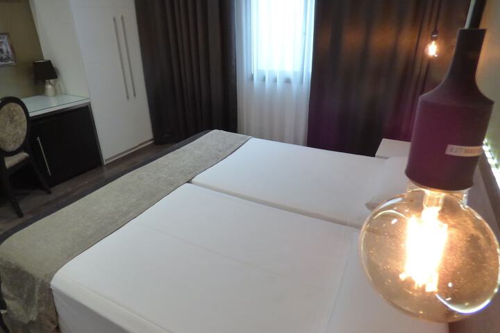 Room 49 of 193