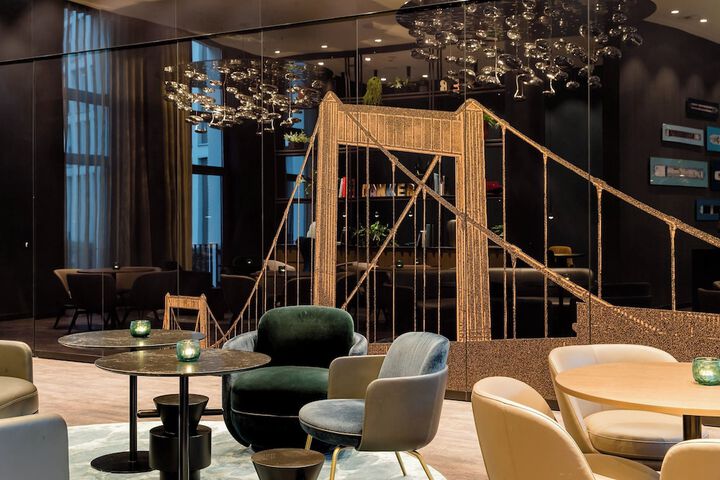 Lounge 33 of 41